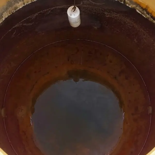 Kondisi dalam toren sebelum dicuci, penuh endapan lumpur dan lumut